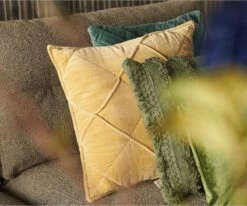 Unique Living Sierkussen Doutzen - Velvet - Geel - 45 X 45 Cm (BxH) 8 Unique Living Sierkussen Doutzen - Velvet - Geel - 45 X 45 Cm (BxH) -Unique Living 1200x1003