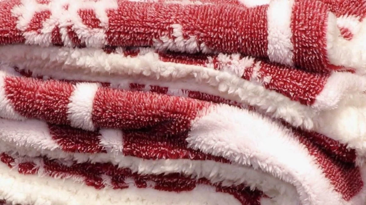 Unique Living Jul - Fleece - Plaid - 150x200 Cm - Red 2 Unique Living Jul - Fleece - Plaid - 150x200 Cm - Red - Afbeelding 2