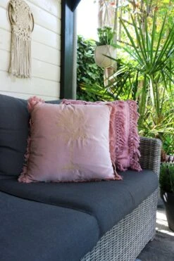 Unique Living Sierkussen - Boho Franjes Roze 8 Unique Living Sierkussen - Boho Franjes Roze -Unique Living 800x1200 8